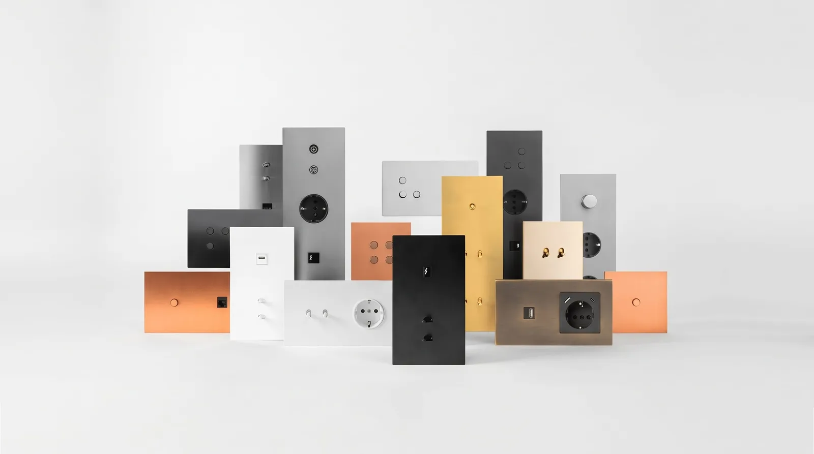Design-Schalter- und Steckdosenplatten in gebürstetem Stahl, Kupfer, Messing, Schwarz und Weiß