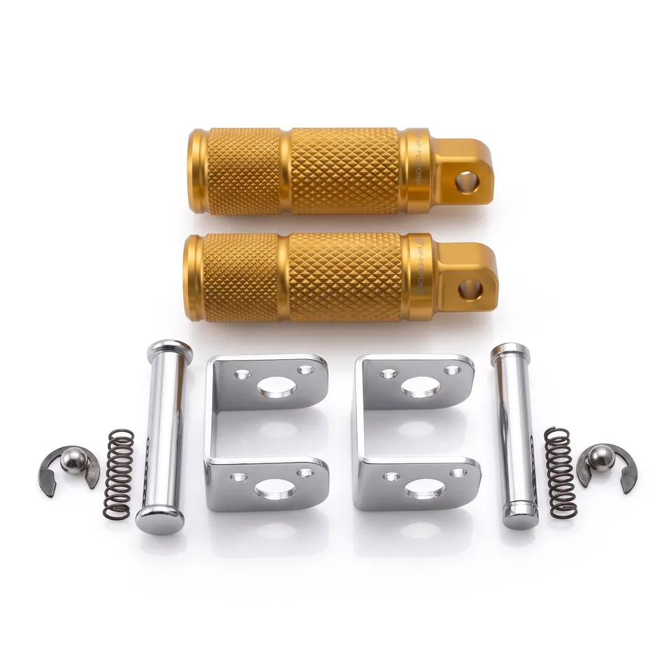 Coppia di pedane dal pieno anodizzate oro disposte con il loro kit di montaggio: staffe, perni, molle, sfere di arresto e clip