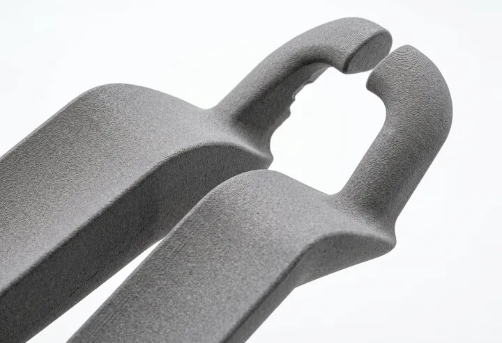 Gros plan sur les poignées du cintre imprimé, avec le grain fin de la surface Multi Jet Fusion