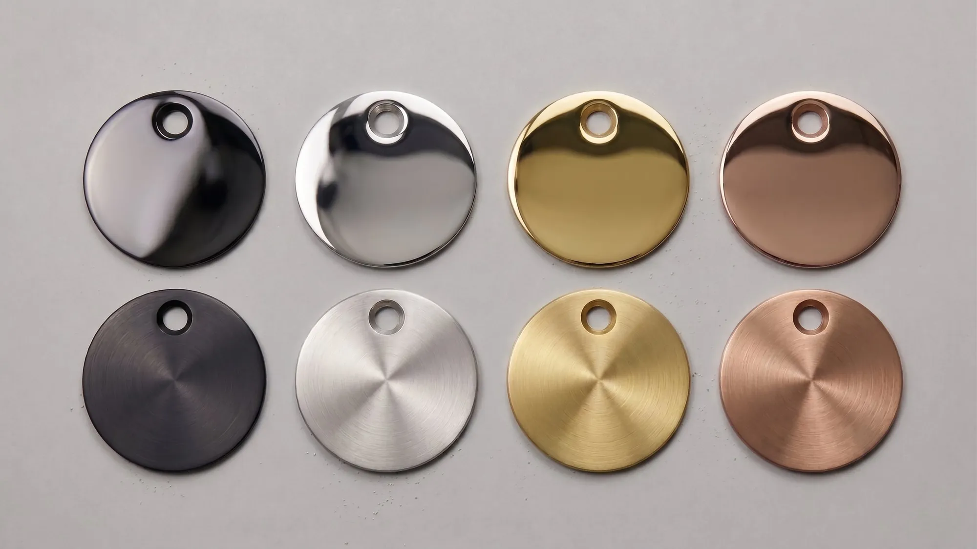 Musterscheiben aus Edelstahl mit PVD in Schwarz, Chrom, Gold und Roségold, oben poliert und unten gebürstet