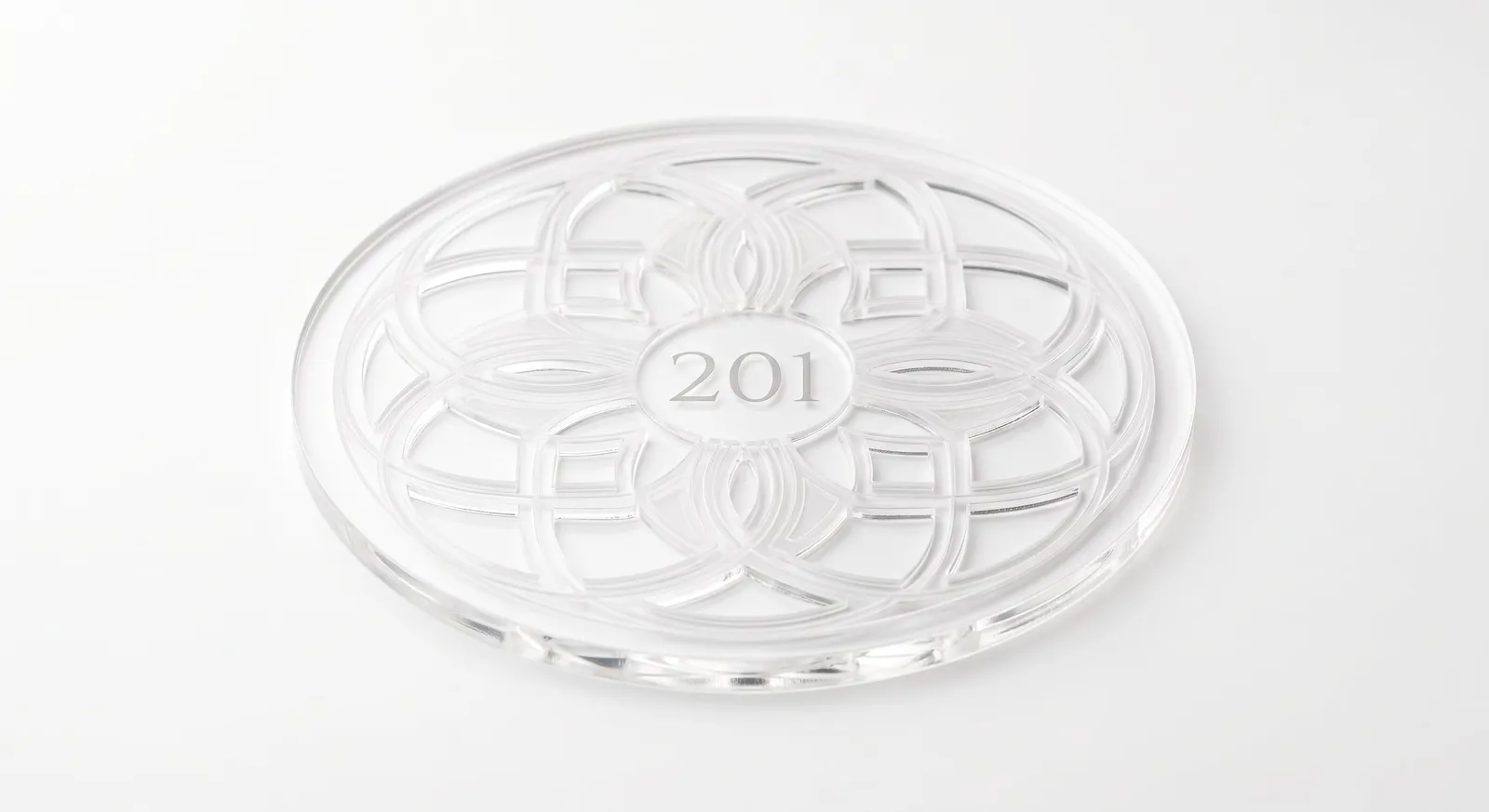 Placa de número d’habitació de metacrilat transparent tallada amb làser, amb un gravat